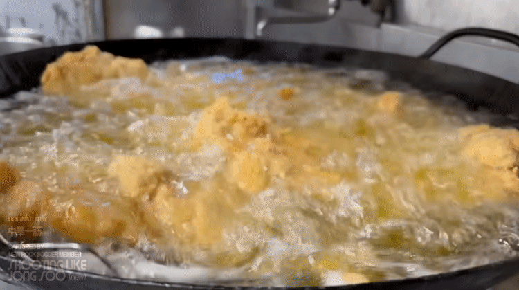 일본의 중식주방에서 만드는 화자오 후라이드 치킨.gif | 인스티즈