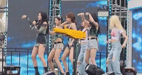 워터밤에서 에스파 카리나가 쏘아올린 물줄기.gif | 인스티즈