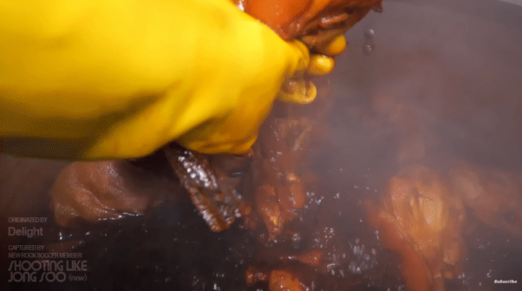 서울 영등포구, 500°C 화덕에 굽는 통구이 족발.gif | 인스티즈