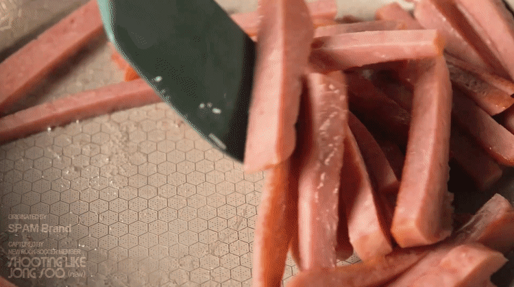 스팸 공식 유튭에서 알려주는 스팸김밥 만들기.gif | 인스티즈