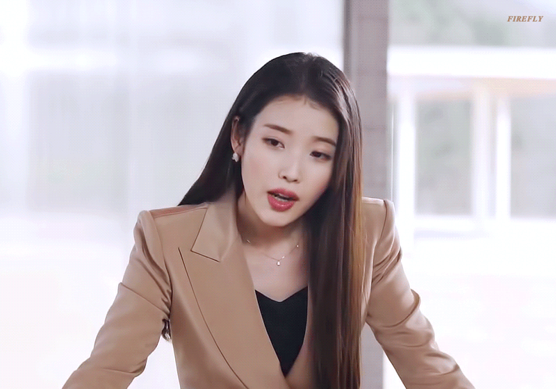 정장입은 아이유.gif | 인스티즈