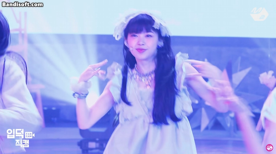 갓데뷔한 아일릿 공주 의상 찰떡인 멤버.gif | 인스티즈