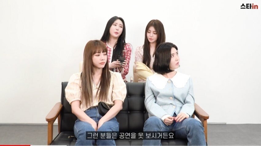 위병소 근무자 사인해줬던 브레이브걸스.jpg | 인스티즈