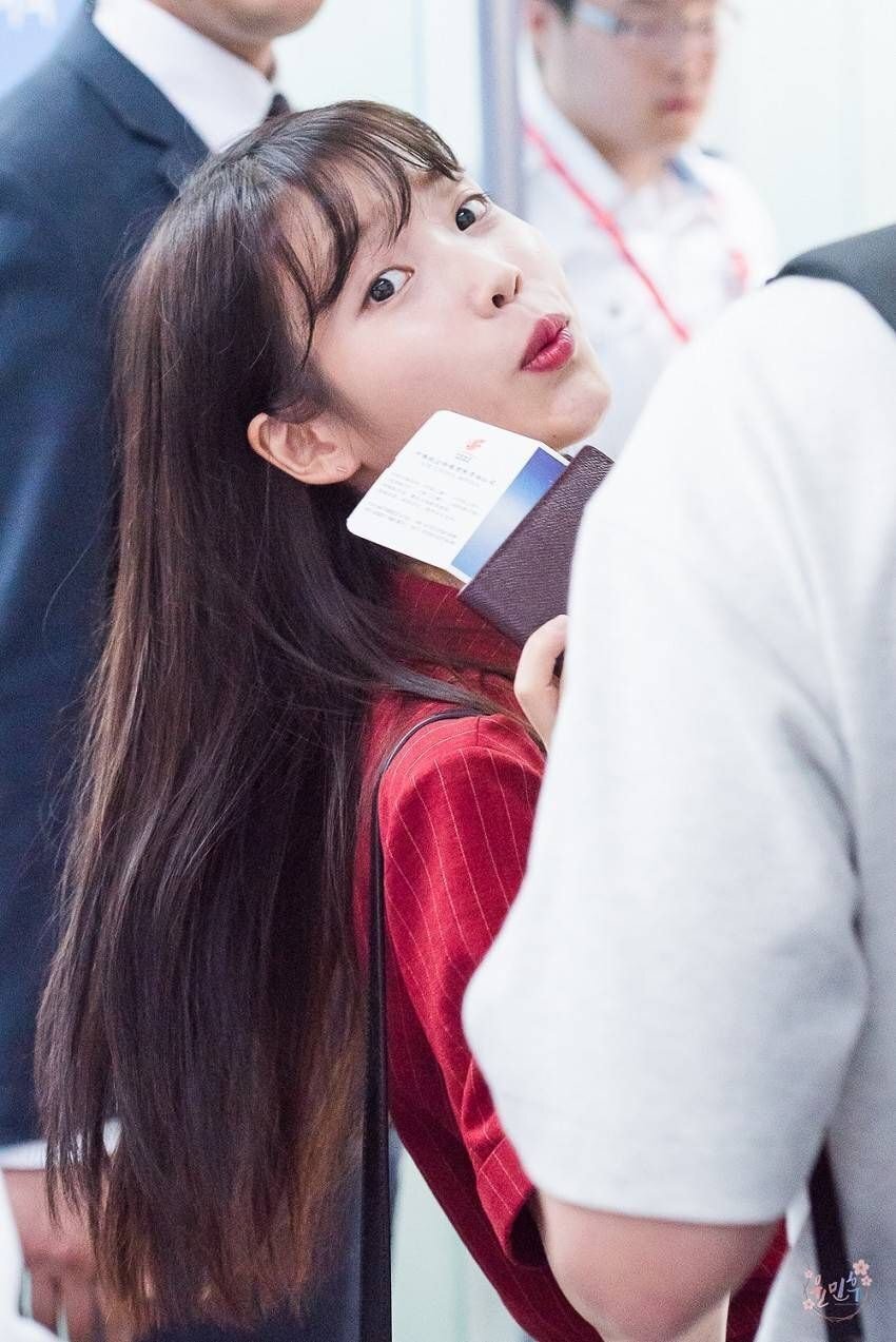 아이유 팬들 사이에서 끊임없이 일어나는 논쟁 | 인스티즈