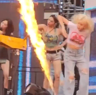 워터밤에서 에스파 카리나가 쏘아올린 물줄기.gif | 인스티즈