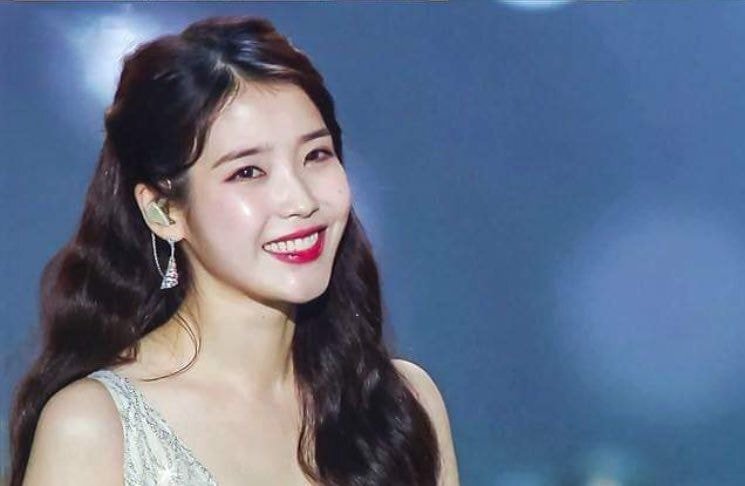 아이유 팬들 사이에서 끊임없이 일어나는 논쟁 | 인스티즈