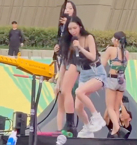 워터밤에서 에스파 카리나가 쏘아올린 물줄기.gif | 인스티즈