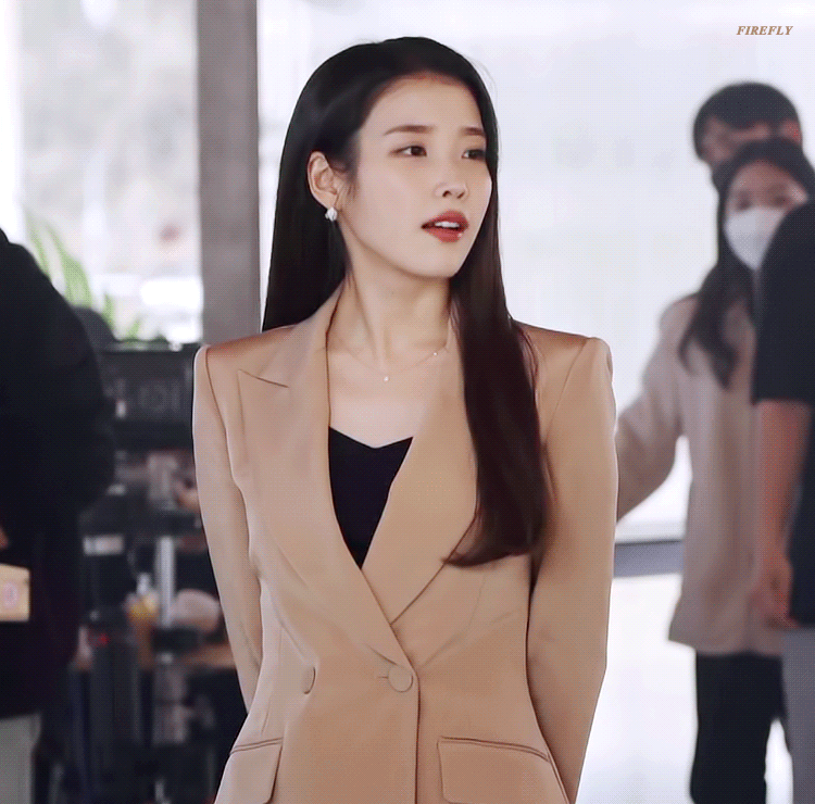 정장입은 아이유.gif | 인스티즈