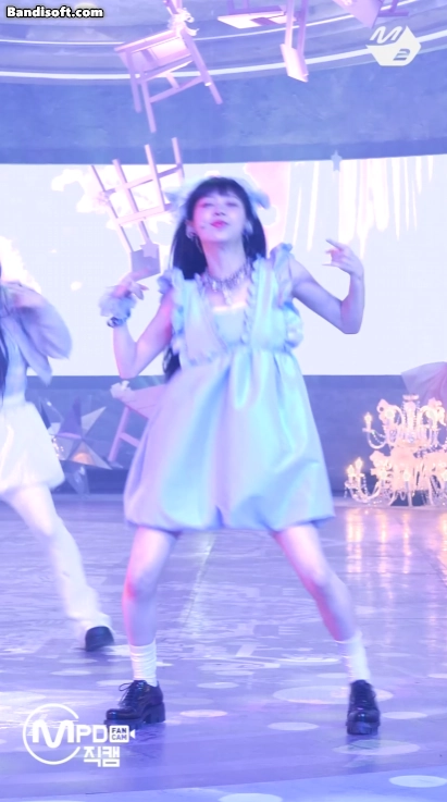 갓데뷔한 아일릿 공주 의상 찰떡인 멤버.gif | 인스티즈