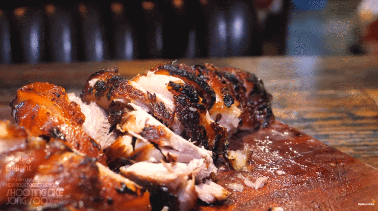 서울 영등포구, 500°C 화덕에 굽는 통구이 족발.gif | 인스티즈