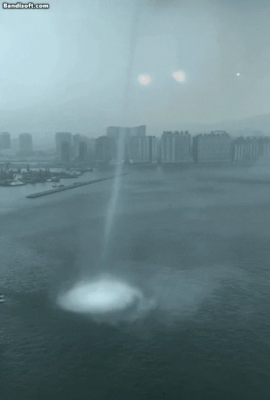 65년 만에…홍콩 앞바다서 거대한 용오름 포착 | 인스티즈