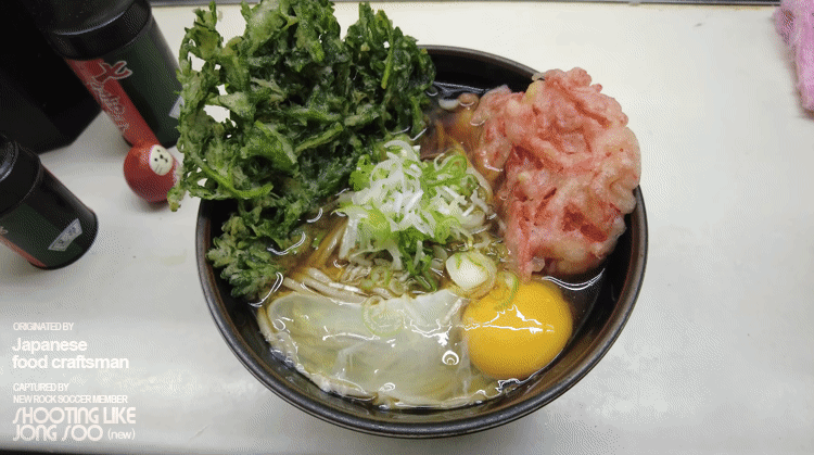 일본 도쿄, 음식이 맥도날드보다 빠르게 나오는 노부부의 우동소바가게.gif | 인스티즈