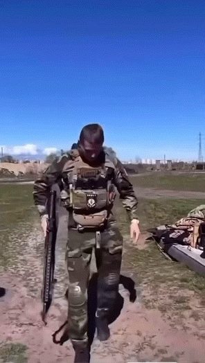 어마무시한 앉아쏴 견착자세.gif | 인스티즈