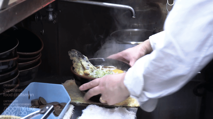 일본 도쿄, 음식이 맥도날드보다 빠르게 나오는 노부부의 우동소바가게.gif | 인스티즈