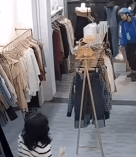 옷가게에 음식이 배달왔는데....gif | 인스티즈