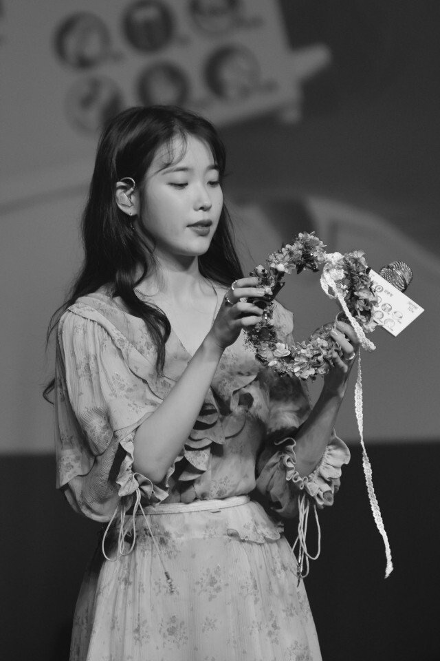 흑백 아이유.jpg | 인스티즈
