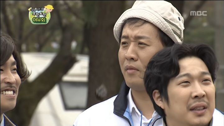???: 코리아나야? 뭔 손을 잡아 | 인스티즈