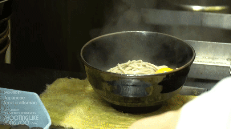 일본 도쿄, 음식이 맥도날드보다 빠르게 나오는 노부부의 우동소바가게.gif | 인스티즈