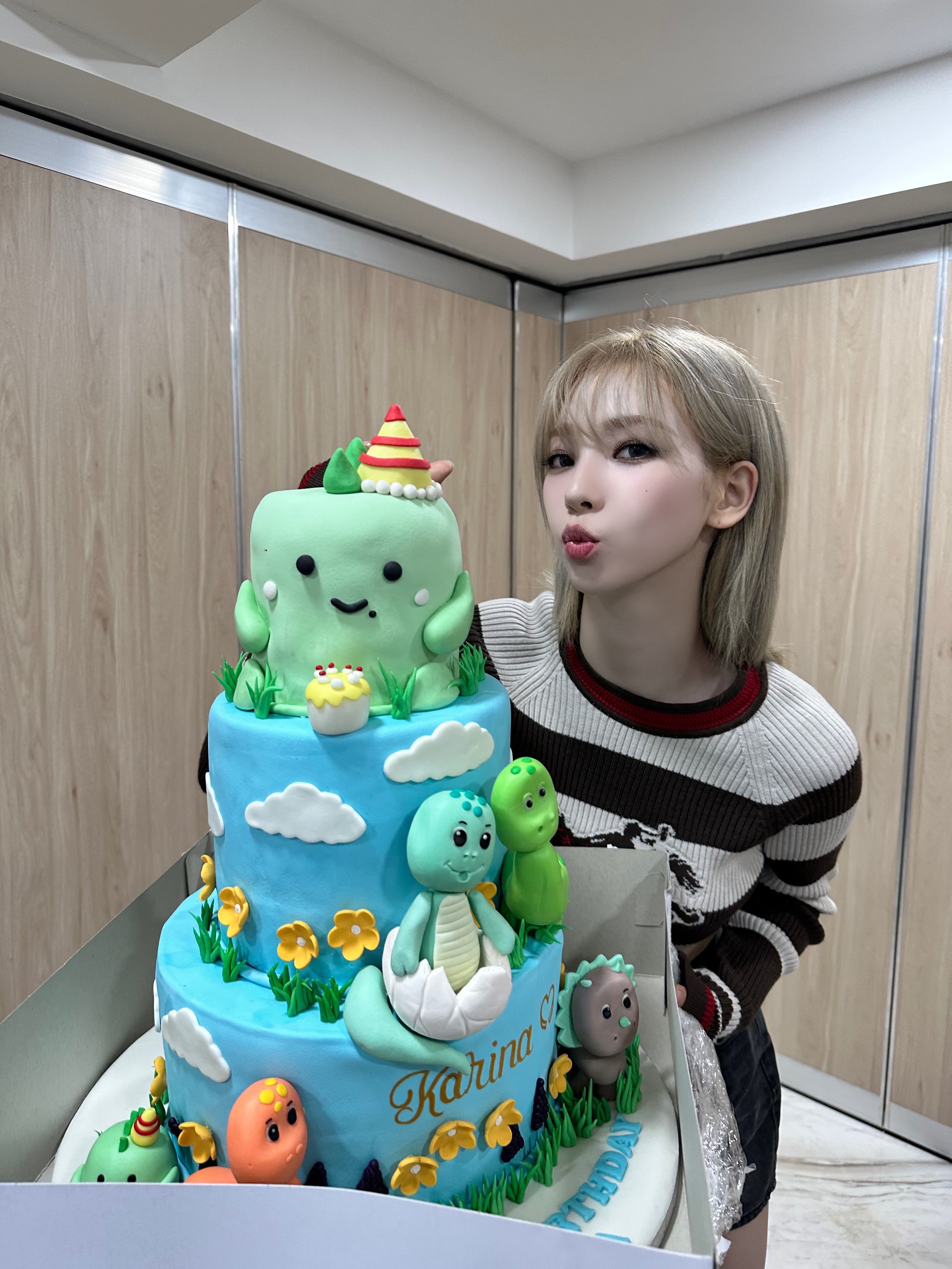 오늘자 에스파 공식인스타 생일케익 받은 카리나.jpg | 인스티즈