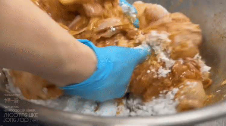 일본의 중식주방에서 만드는 화자오 후라이드 치킨.gif | 인스티즈