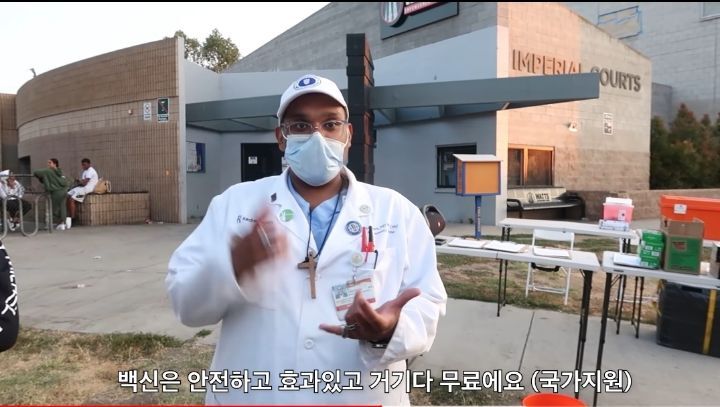 거리에서 박스채로 들고 다니면서 즉석으로 백신 놔주는 나라 | 인스티즈