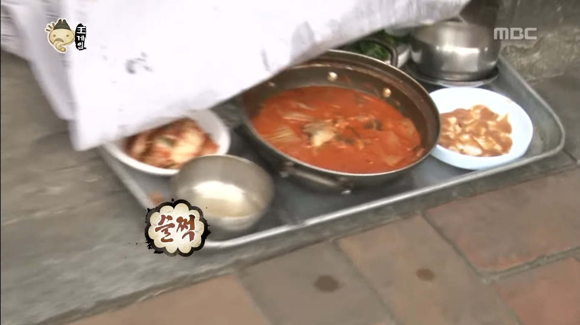 컨셉유지하려고 음식 주워먹는 유재석.jpg | 인스티즈