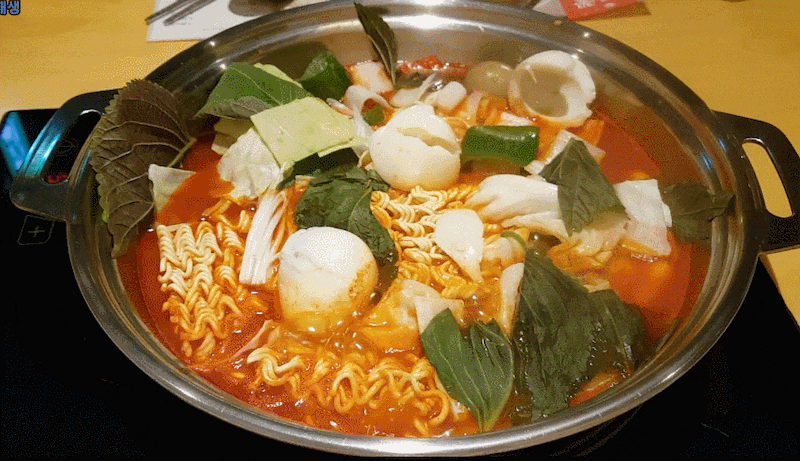 시장 떡볶이 vs 즉석 떡볶이.gif | 인스티즈