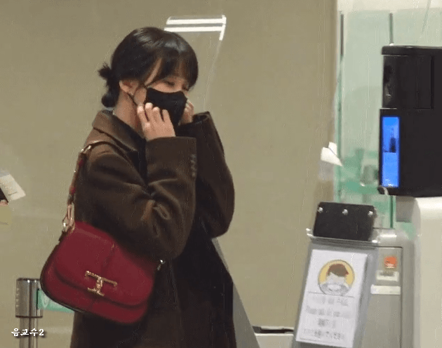 공항에서 마스크 벗는 박은빈.gif | 인스티즈