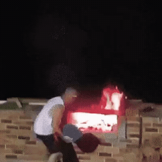 숯불에 함부로 물을 부으면 안 되는 이유.gif | 인스티즈