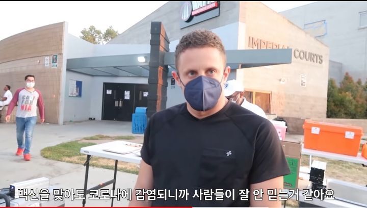 거리에서 박스채로 들고 다니면서 즉석으로 백신 놔주는 나라 | 인스티즈