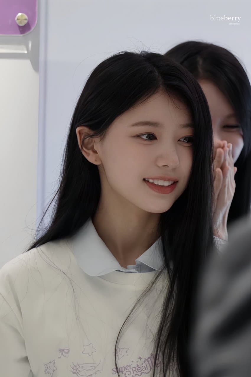 갓데뷔한 아일릿 공주 의상 찰떡인 멤버.gif | 인스티즈