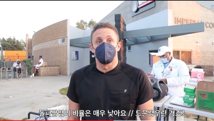 거리에서 박스채로 들고 다니면서 즉석으로 백신 놔주는 나라 | 인스티즈