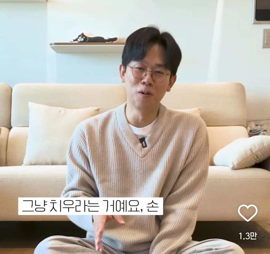 고양이가 그루밍할 때 제 손이 보이면 미친 듯이 핥아줘요. 사랑한다는 뜻일까요? | 인스티즈