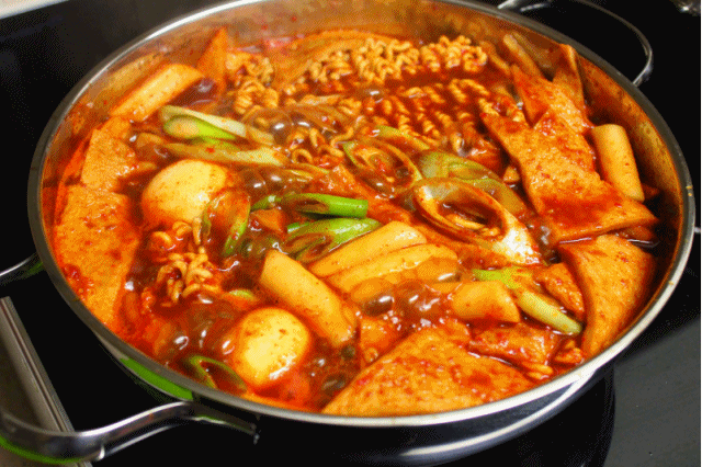 시장 떡볶이 vs 즉석 떡볶이.gif | 인스티즈