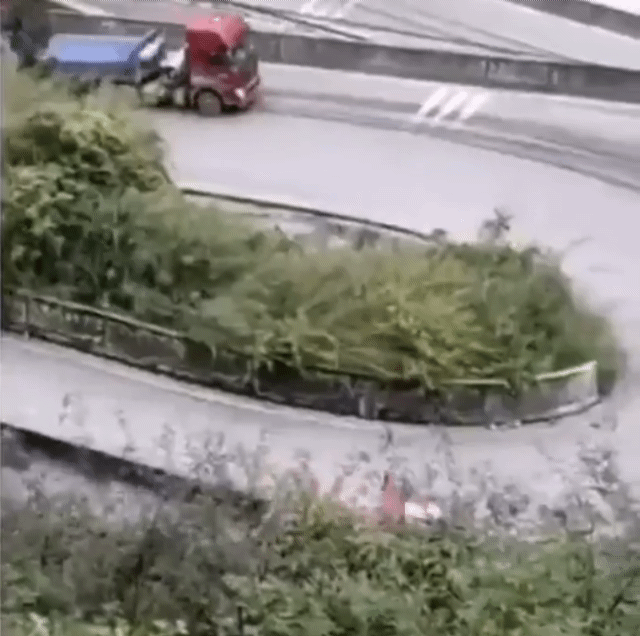 큰 화물차 두 대가 지나가는 방법.gif | 인스티즈