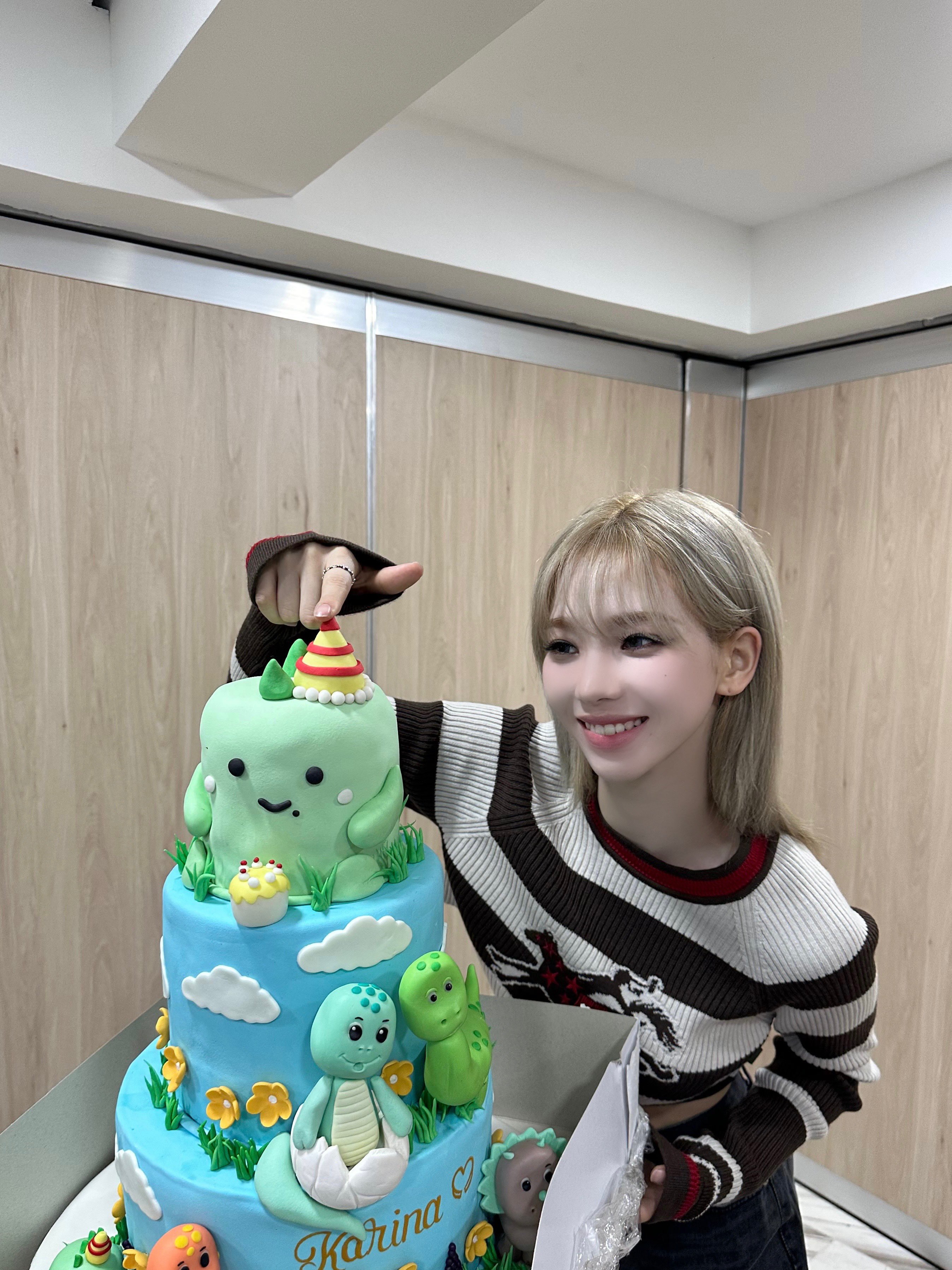 오늘자 에스파 공식인스타 생일케익 받은 카리나.jpg | 인스티즈