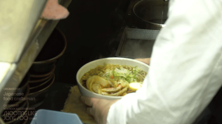 일본 도쿄, 음식이 맥도날드보다 빠르게 나오는 노부부의 우동소바가게.gif | 인스티즈