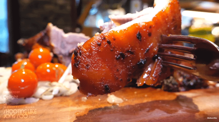 서울 영등포구, 500°C 화덕에 굽는 통구이 족발.gif | 인스티즈