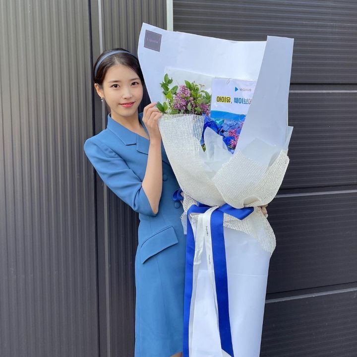 큰 꽃다발 받은 아이유.jpg | 인스티즈