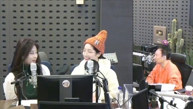 박명수 라디오에서 대답 못하고 당황하는 트와이스.JPG | 인스티즈