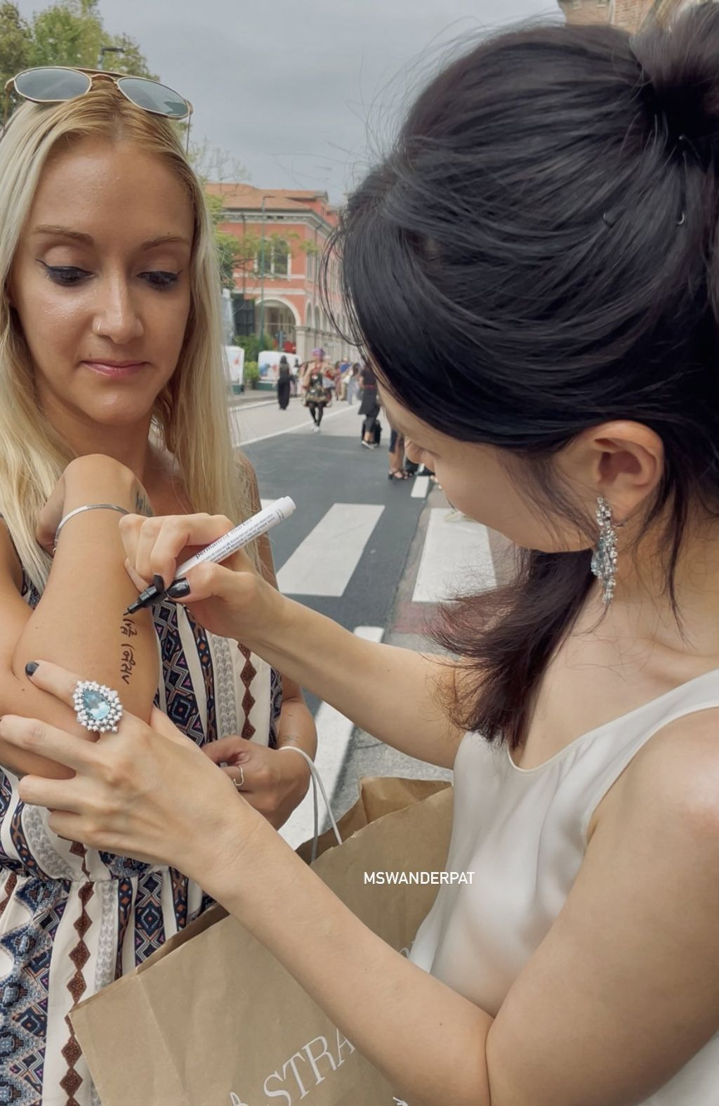 손예진이 팔에 해준 싸인으로 타투한 외국 팬 | 인스티즈