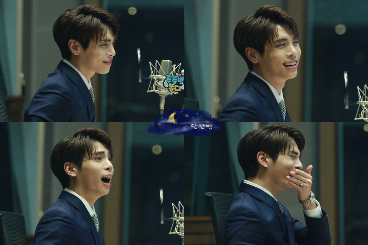 마지막 인사를 건네는 자신만의 예의라며 마지막 방송에 푸른색 수트를 입고 나타난 디제이 | 인스티즈