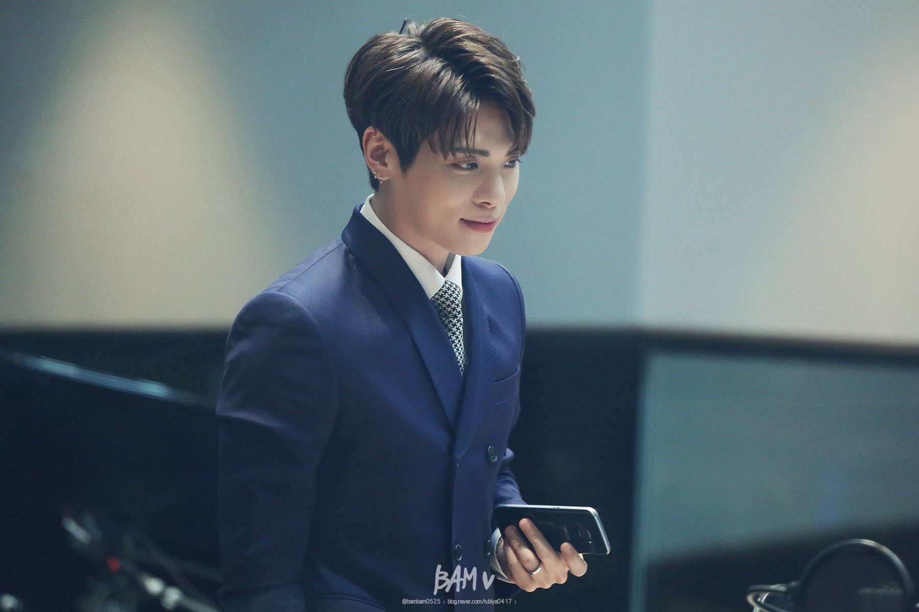 마지막 인사를 건네는 자신만의 예의라며 마지막 방송에 푸른색 수트를 입고 나타난 디제이 | 인스티즈