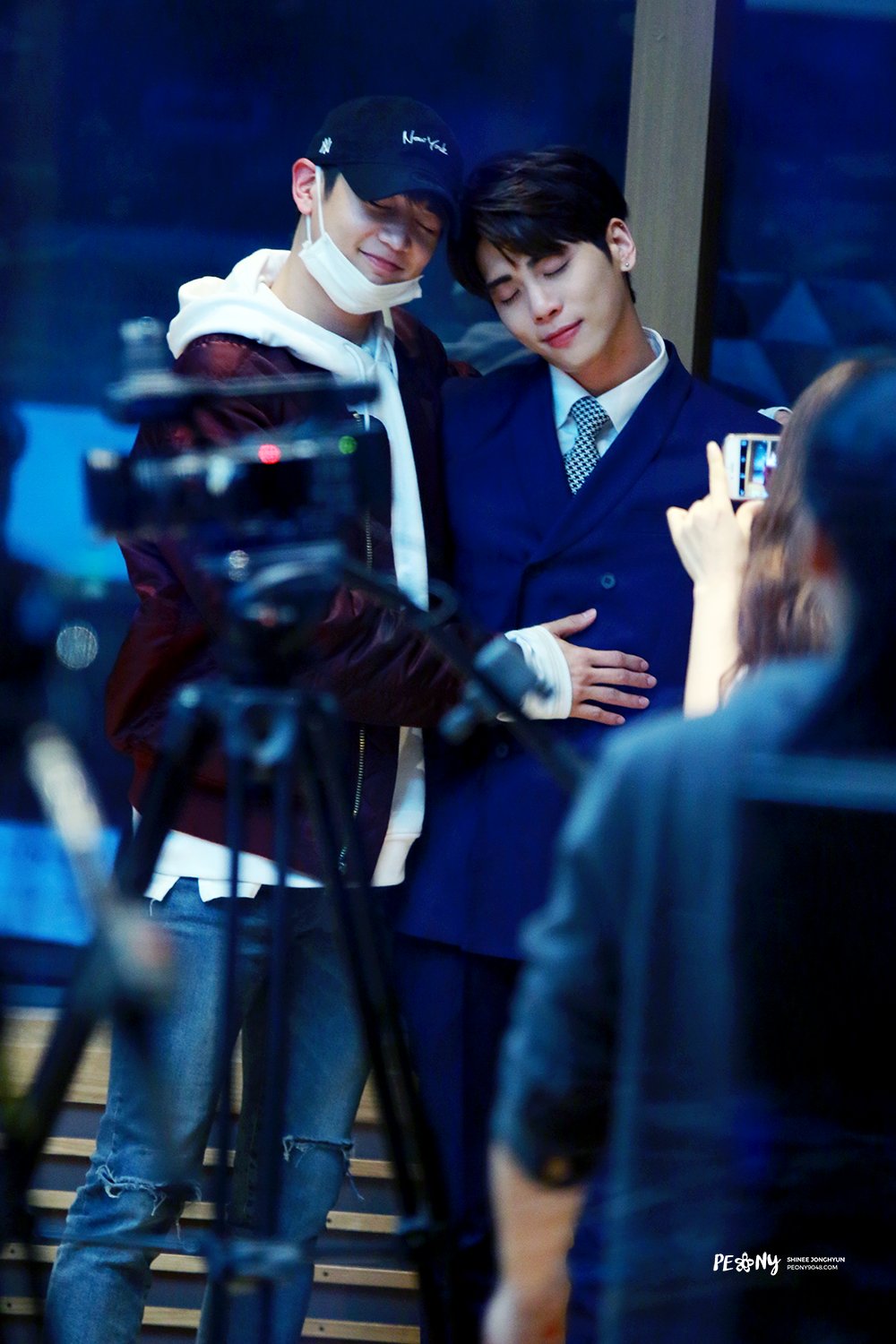 마지막 인사를 건네는 자신만의 예의라며 마지막 방송에 푸른색 수트를 입고 나타난 디제이 | 인스티즈