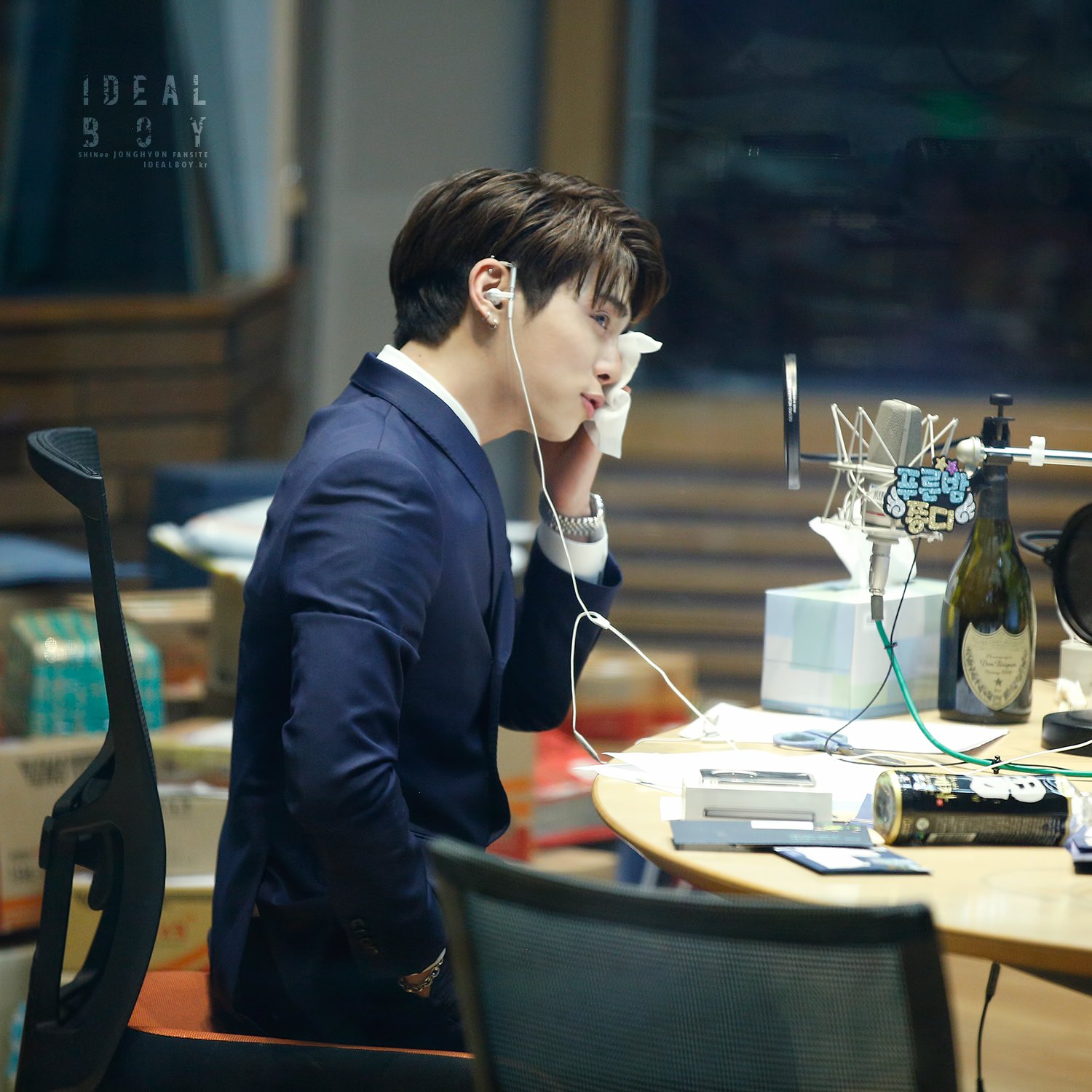 마지막 인사를 건네는 자신만의 예의라며 마지막 방송에 푸른색 수트를 입고 나타난 디제이 | 인스티즈