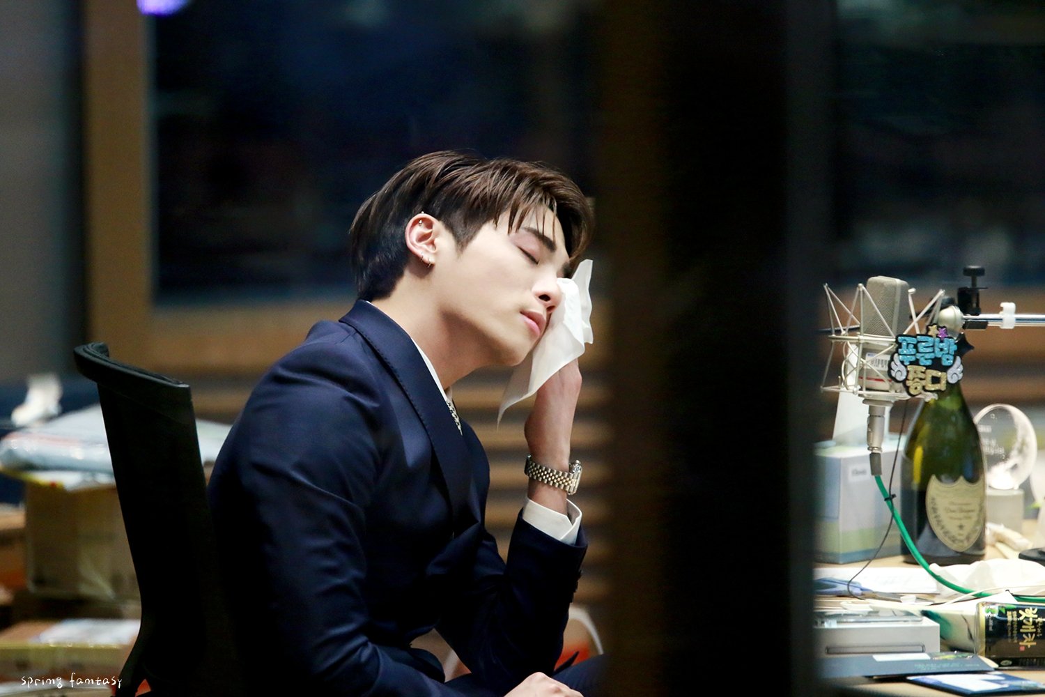 마지막 인사를 건네는 자신만의 예의라며 마지막 방송에 푸른색 수트를 입고 나타난 디제이 | 인스티즈