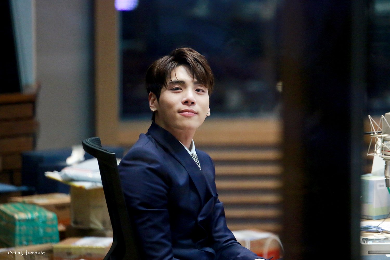 마지막 인사를 건네는 자신만의 예의라며 마지막 방송에 푸른색 수트를 입고 나타난 디제이 | 인스티즈