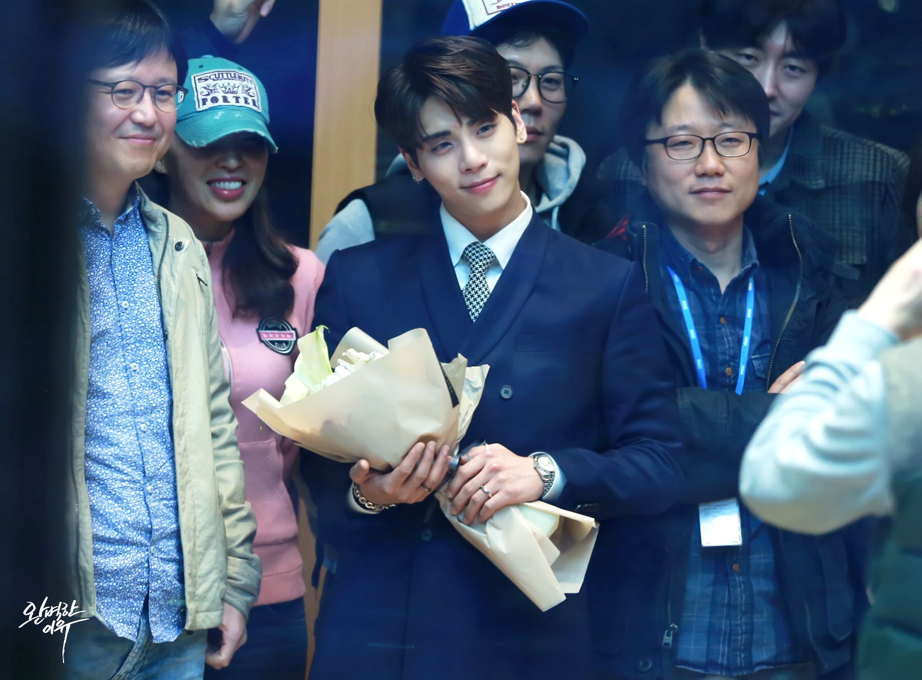 마지막 인사를 건네는 자신만의 예의라며 마지막 방송에 푸른색 수트를 입고 나타난 디제이 | 인스티즈