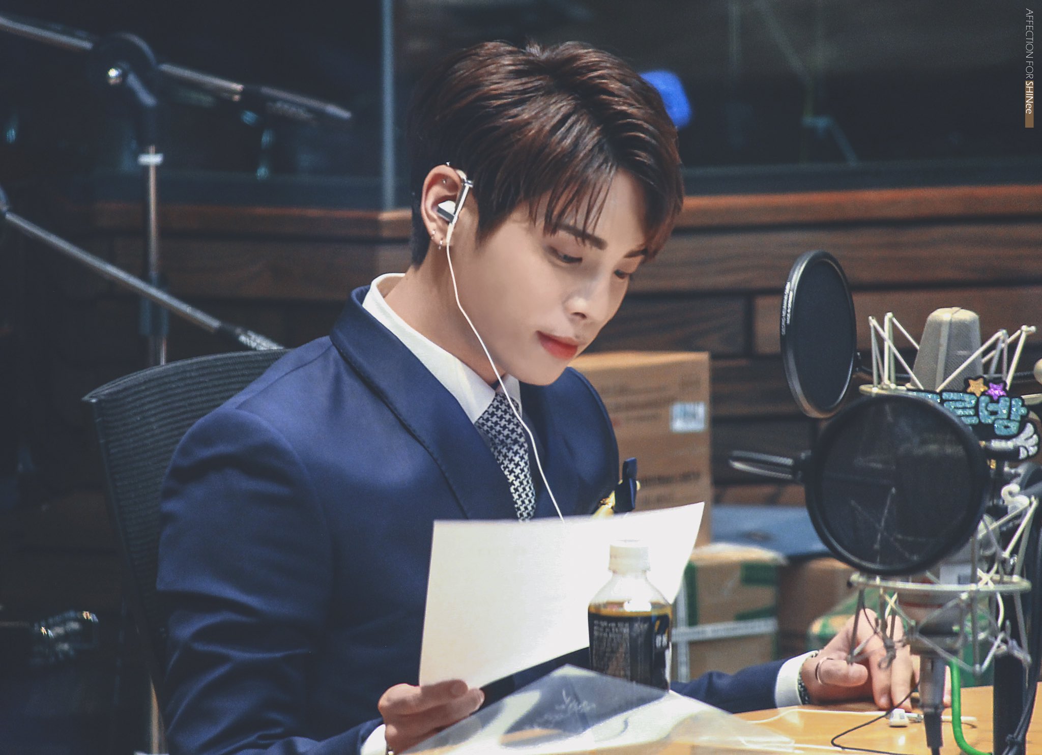 마지막 인사를 건네는 자신만의 예의라며 마지막 방송에 푸른색 수트를 입고 나타난 디제이 | 인스티즈