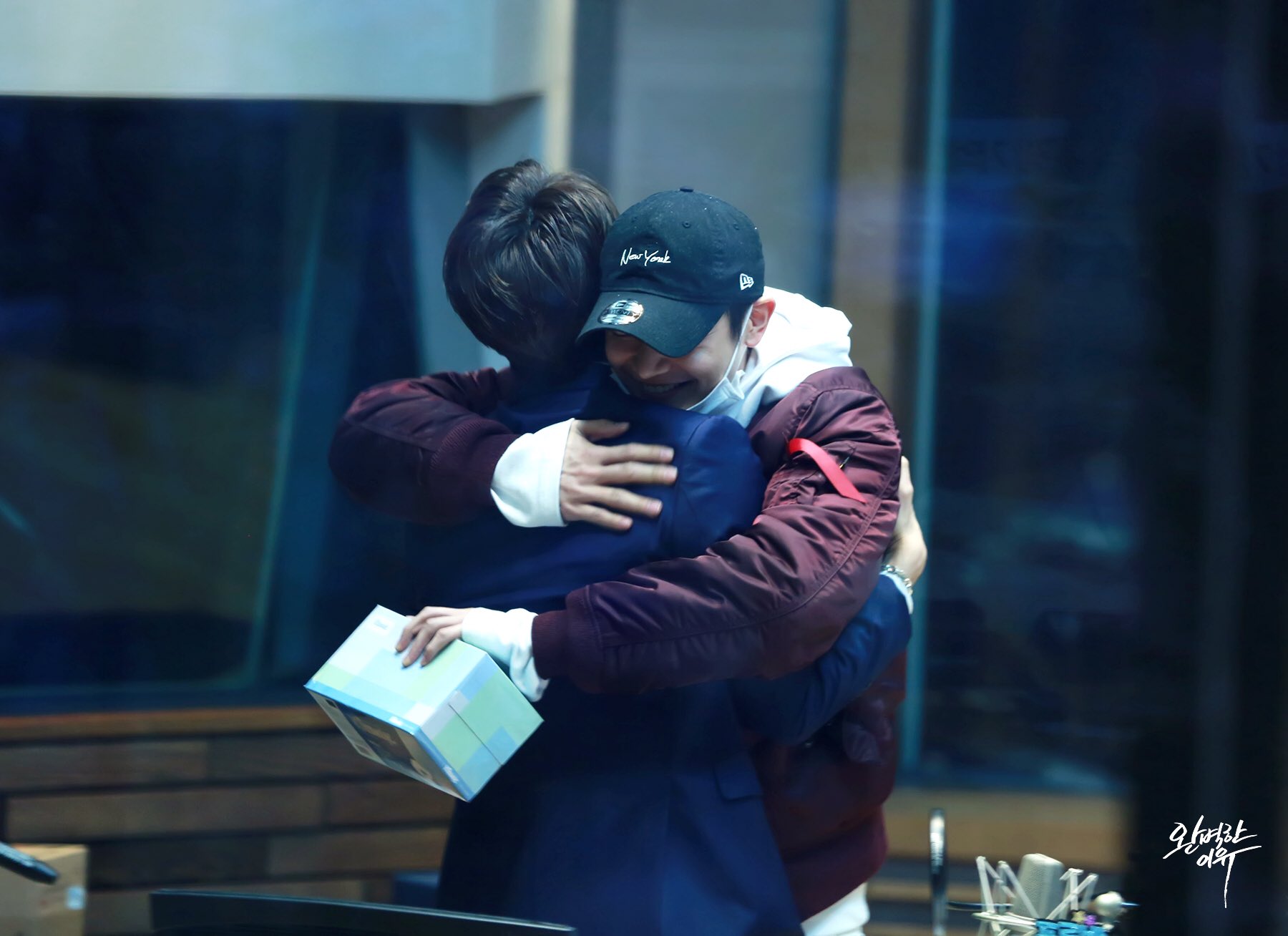 마지막 인사를 건네는 자신만의 예의라며 마지막 방송에 푸른색 수트를 입고 나타난 디제이 | 인스티즈